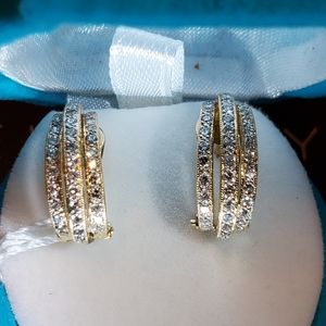 18K   GOLD DIAMOND EARRINGS.